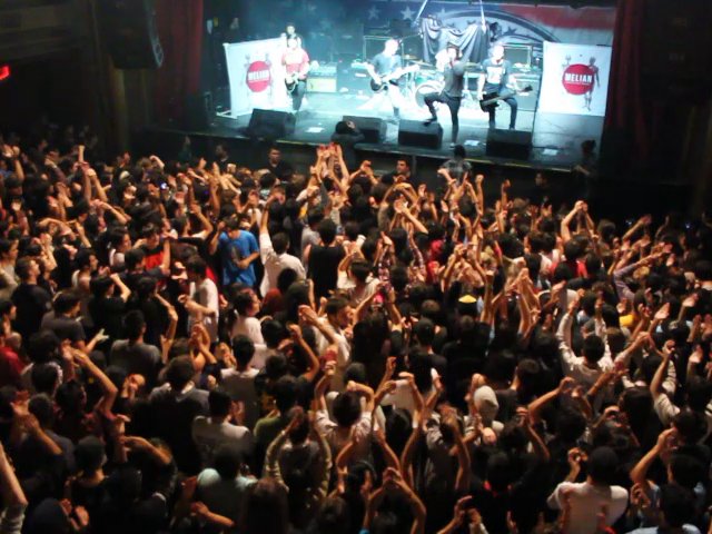 Martín Beas en vivo con Melian, teatro lleno.